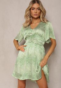 Renee - Zielona Mini Sukienka Rozkloszowana z Trójkątnym Dekoltem Tallea. Kolor: zielony. Długość rękawa: krótki rękaw. Styl: klasyczny. Długość: mini