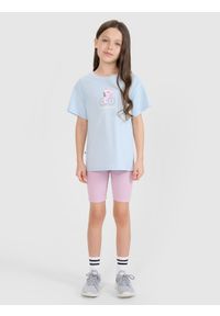 4f - 4F T-shirt regular z nadrukiem dziewczęcy - niebieski 152 (11-12 lat). Okazja: na co dzień. Kolor: niebieski. Materiał: dzianina, bawełna, jersey. Długość rękawa: krótki rękaw. Długość: krótkie. Wzór: nadruk. Sezon: lato. Styl: klasyczny, elegancki, sportowy, casual