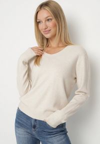 Born2be - Beżowy Sweter z Wiskozą i Wełną z Dekoltem w Serek Claida. Okazja: na co dzień. Typ kołnierza: dekolt w serek. Kolor: beżowy. Materiał: wełna, wiskoza. Styl: casual