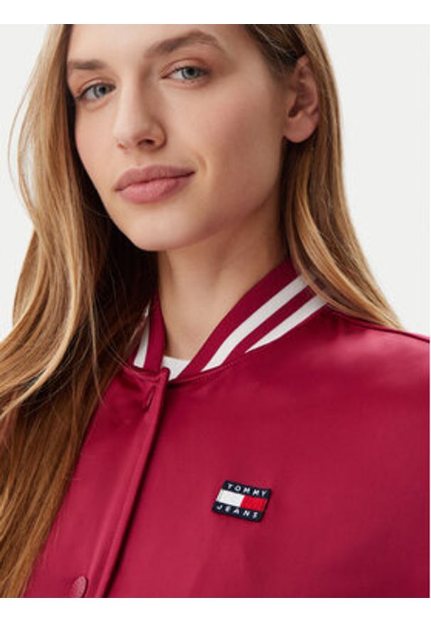 Tommy Jeans Kurtka bomber Satin Coach DW0DW20229 Różowy Regular Fit. Kolor: różowy. Materiał: syntetyk