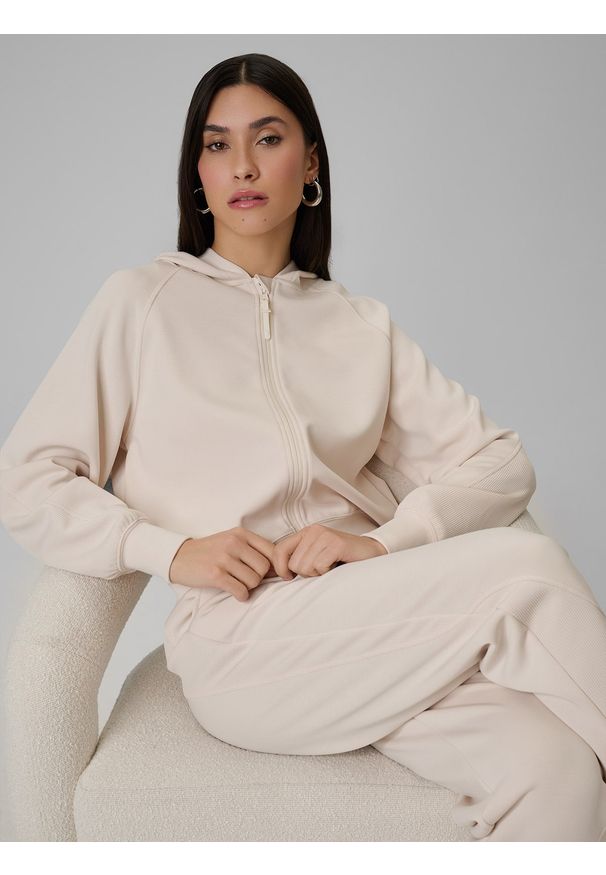4f - 4F Bluza dresowa regular z modalem damska - beżowa XXL. Okazja: na co dzień. Typ kołnierza: kaptur. Kolor: beżowy. Materiał: dresówka. Długość rękawa: raglanowy rękaw. Długość: krótkie. Wzór: gładki. Styl: casual