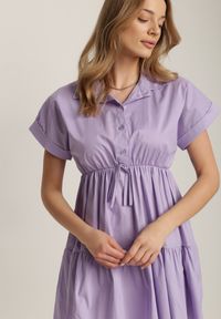 Renee - Liliowa Sukienka Kapholphi. Kolor: fioletowy. Materiał: bawełna. Długość rękawa: krótki rękaw. Typ sukienki: koszulowe. Styl: wakacyjny. Długość: mini #2