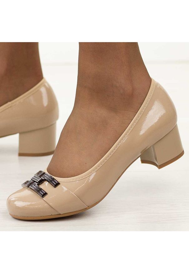 Beżowe lakierowane czółenka damskie na obcasie M.Daszyński Sa233-8. Okazja: na wesele, na co dzień, na ślub cywilny. Kolor: beżowy. Materiał: lakier, skóra. Szerokość cholewki: normalna. Wzór: aplikacja. Obcas: na obcasie. Styl: klasyczny, casual, elegancki. Wysokość obcasa: średni