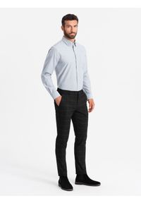 Ombre Clothing - Elegancka koszula męska oxford z haftem i kieszonką – jasnoszara V2 - Rozmiar: S. Okazja: na spotkanie biznesowe, do pracy. Typ kołnierza: kołnierzyk klasyczny. Kolor: szary. Materiał: tkanina, bawełna. Wzór: haft. Styl: elegancki #8