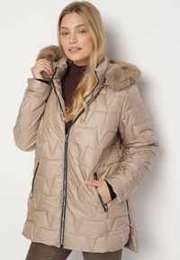 Born2be - Brązowa Pikowana Kurtka z Kapturem z Futerkiem Azilma. Okazja: na co dzień, na spacer. Typ kołnierza: kaptur. Kolekcja: plus size. Kolor: brązowy. Materiał: futro. Wzór: aplikacja. Styl: klasyczny, casual #6