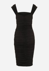 Born2be - Czarna Dopasowana Sukienka Koktajlowa z Marszczeniem Lumirene. Okazja: na randkę. Kolor: czarny. Styl: wizytowy #3