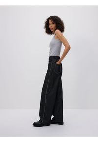 Reserved - Jeansy wide leg z aplikacjami - szary. Kolor: szary. Wzór: aplikacja