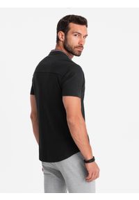 Ombre Clothing - Męska koszula dzianinowa z krótkim rękawem i kolorową stójką – czarna V4 OM-SHSS-0101 - XL. Typ kołnierza: kołnierzyk stójkowy. Kolor: czarny. Materiał: dzianina. Długość rękawa: krótki rękaw. Długość: krótkie. Wzór: kolorowy. Styl: sportowy #5