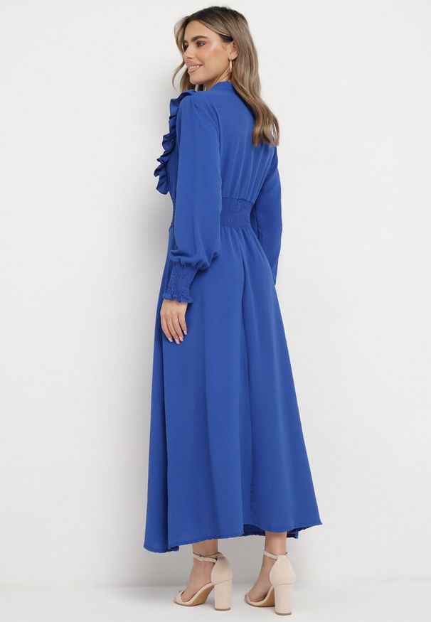 Born2be - Niebieska Rozkloszowana Sukienka Maxi Wiązana przy Dekolcie Ozdobiona Falbankami Nuteki. Typ kołnierza: kołnierz z falbankami. Kolor: niebieski. Wzór: aplikacja. Styl: elegancki. Długość: maxi