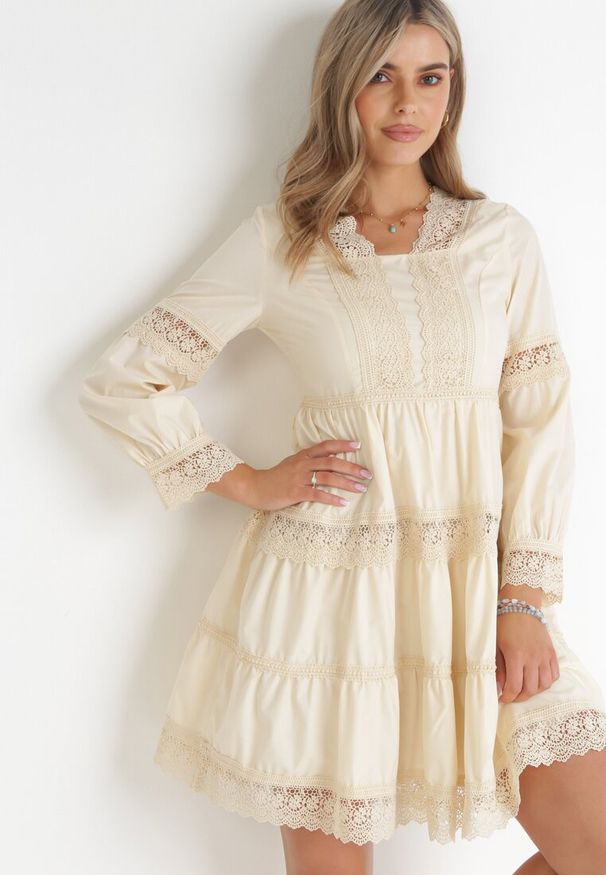 Born2be - Beżowa Sukienka Mini z Koronkowymi Wstawkami i Rozkloszowanym Dołem Femona. Okazja: na co dzień. Kolor: beżowy. Materiał: koronka. Typ sukienki: proste. Styl: casual. Długość: mini