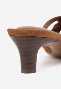 Renee - Jasnobrązowe Klapki na Kaczuszce VICES Ozdobione Geometryczną Cholewką Nedanoire. Okazja: na randkę, na spacer. Kolor: brązowy. Wzór: geometria, aplikacja. Obcas: na szpilce. Styl: boho. Wysokość obcasa: średni #3