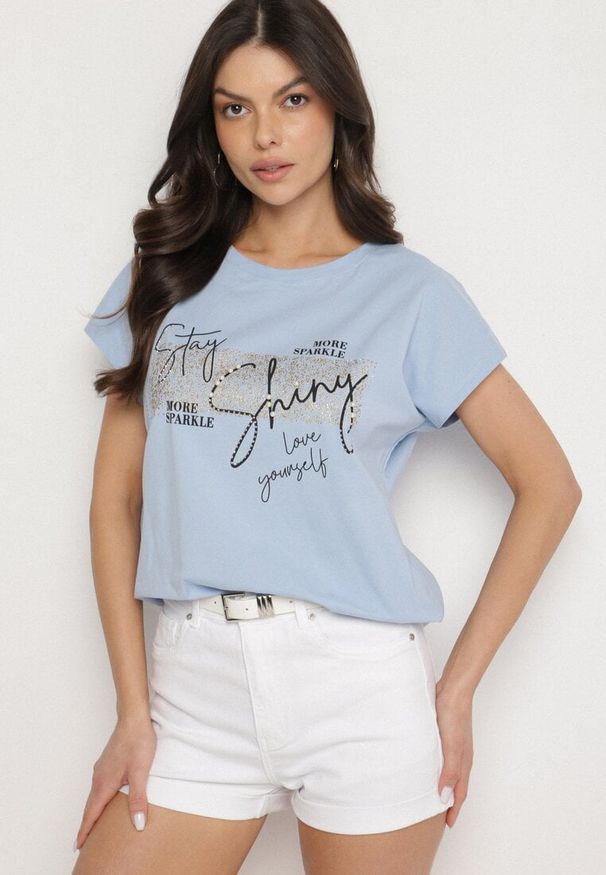 Born2be - Jasnoniebieski T-shirt z Bawełny Typu Nietoperz z Cyrkoniami i Perełkami Linellis. Okazja: na co dzień. Kolor: niebieski. Materiał: bawełna. Wzór: aplikacja. Styl: casual