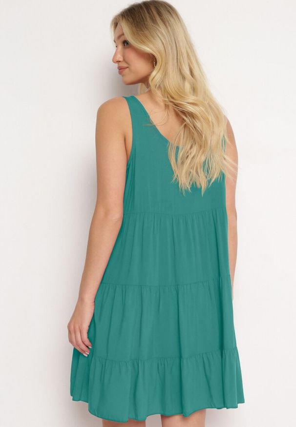 Born2be - Ciemnozielona Bawełniana Rozkloszowana Sukienka na Ramiączkach z Falbanami Criselles. Okazja: na spacer, na plażę. Typ kołnierza: kołnierz z falbankami. Kolor: zielony. Materiał: bawełna. Długość rękawa: na ramiączkach. Sezon: lato. Styl: elegancki