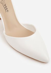 Born2be - Białe Klasyczne Czółenka na Słupku z Noskiem w Szpic i Paskiem Tenoris. Okazja: na co dzień, na spotkanie biznesowe, na ślub cywilny, do pracy, na wesele. Zapięcie: pasek. Kolor: biały. Obcas: na słupku. Styl: klasyczny. Wysokość obcasa: średni #2