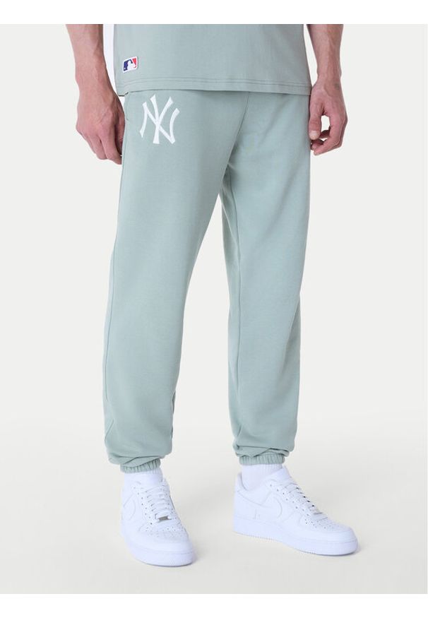 New Era Spodnie dresowe New York Yankees MLB League Essential Paste 60596182 Zielony Regular Fit. Kolor: zielony. Materiał: bawełna