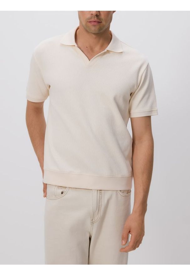 Reserved - Koszulka polo comfort fit - złamana biel. Typ kołnierza: polo. Materiał: bawełna
