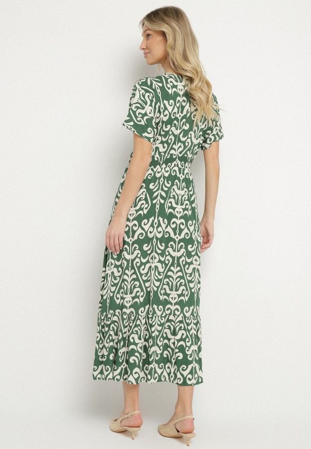 Born2be - Zielona Sukienka z Wiskozy w Abstrakcyjny Wzór Faledira. Okazja: na co dzień. Typ kołnierza: dekolt w serek. Kolor: zielony. Materiał: wiskoza. Długość rękawa: krótki rękaw. Typ sukienki: proste. Styl: casual, klasyczny