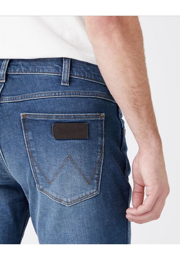 Wrangler - WRANGLER GREENSBORO MĘSKIE SPODNIE JEANSOWE BLUE SWEEP W15Q28294 112144757