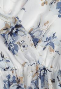 Renee - Niebieska Kopertowa Sukienka z Wiązaniem w Talii Zdobiona Brokatem Plumse. Okazja: na randkę. Kolor: niebieski. Wzór: aplikacja. Sezon: lato. Typ sukienki: kopertowe. Styl: glamour #7