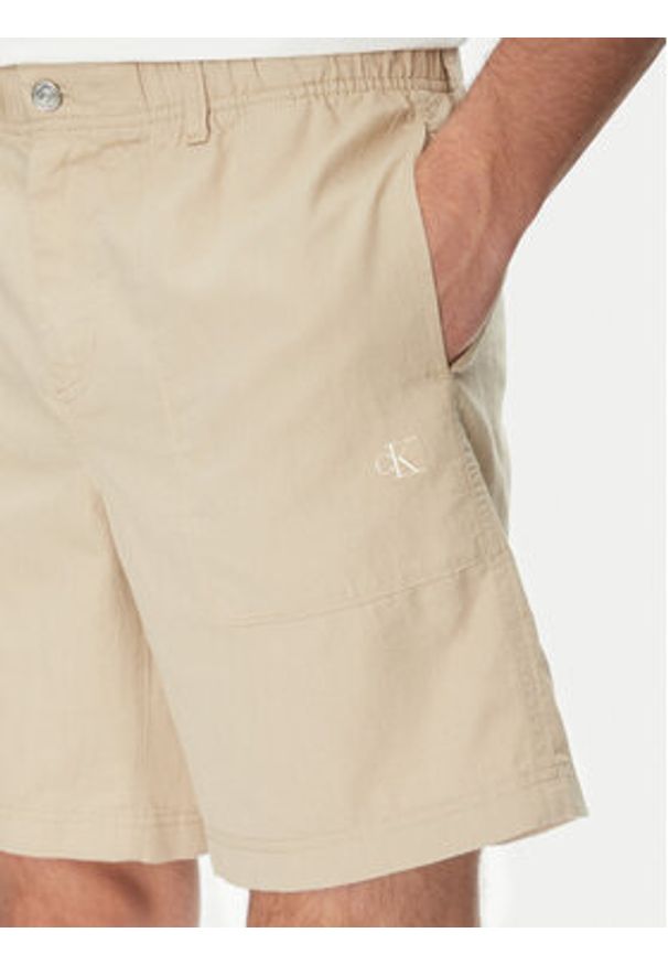 Calvin Klein Jeans Szorty materiałowe J30J327300 Beżowy Regular Fit. Kolor: beżowy. Materiał: bawełna