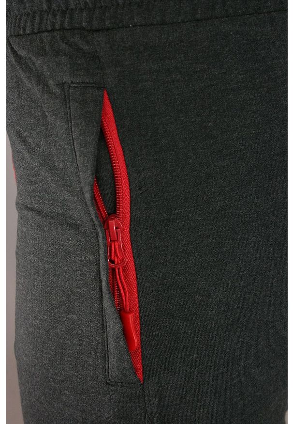 Pako Jeans - Grafitowo-Czerwone Męskie Spodenki, Szorty, Dresowe -PAKO JEANS- Bawełniane, Kieszonki z Zamkami. Kolor: wielokolorowy, szary, czerwony. Materiał: bawełna. Długość: krótkie. Sezon: lato. Styl: sportowy