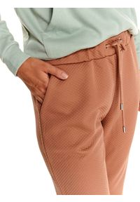 TOP SECRET - Spodnie dresowe damskie z fakturą. Kolor: beżowy. Materiał: dresówka. Długość: do kostek. Sezon: jesień #3