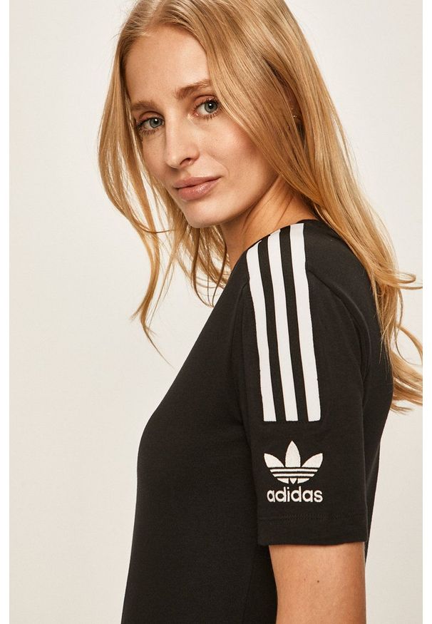 adidas Originals - T-shirt FM2592. Kolor: czarny. Materiał: dzianina