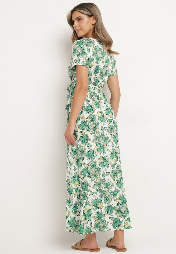 Born2be - Zielona Wiskozowa Sukienka o Rozkloszowanym Kroju z Gumką w Talii i Materiałowym Paskiem Vikletta. Kolor: zielony. Materiał: wiskoza, materiał. Długość rękawa: krótki rękaw. Typ sukienki: rozkloszowane. Styl: elegancki