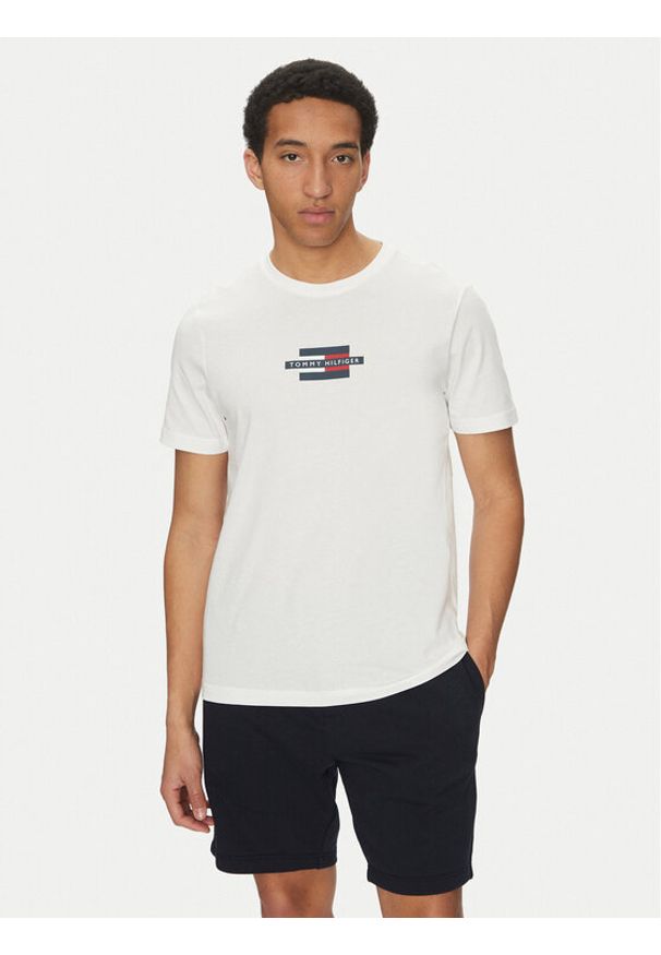 TOMMY HILFIGER - Tommy Hilfiger T-Shirt Flag Box MW0MW38636 Biały Regular Fit. Kolor: biały. Materiał: bawełna