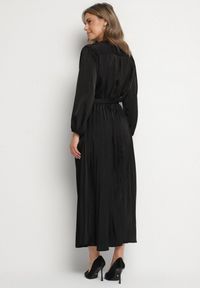 Born2be - Czarna Sukienka Maxi z Gumką w Pasie i Kopertowym Dekolcie Bertrama. Typ kołnierza: dekolt kopertowy. Kolor: czarny. Materiał: materiał. Typ sukienki: kopertowe. Długość: maxi #7