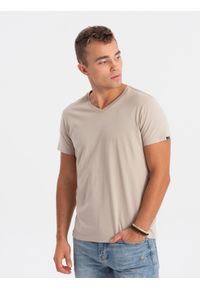 Ombre Clothing - Klasyczna męska koszulka z dekoltem w serek BASIC - piaskowy V5 S1369 - M. Typ kołnierza: dekolt w serek. Kolor: szary. Materiał: bawełna, jeans. Długość: krótkie. Styl: klasyczny