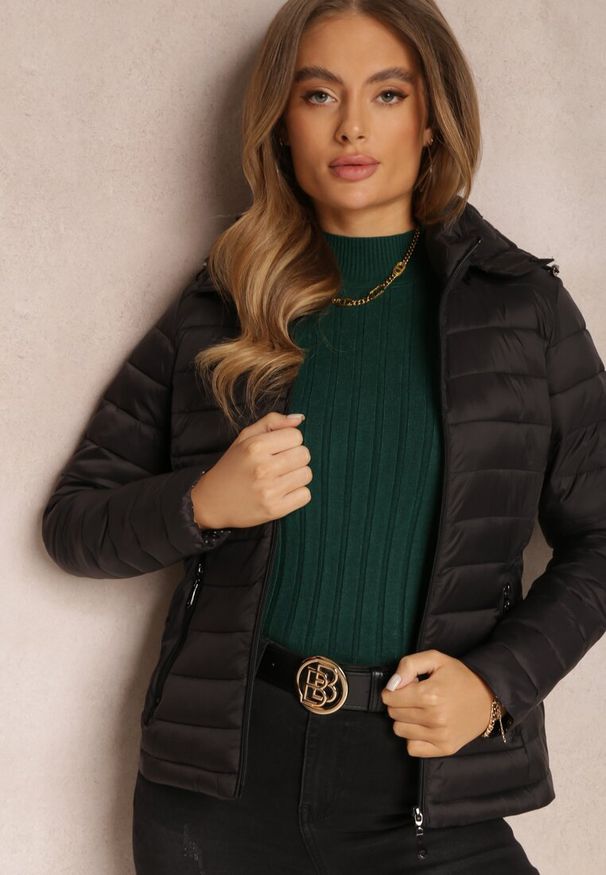Renee - Czarna Kurtka Pikowana Nylonowa Vuyian. Kolor: czarny. Materiał: nylon. Długość rękawa: długi rękaw. Długość: długie. Wzór: aplikacja. Sezon: jesień, wiosna. Styl: klasyczny