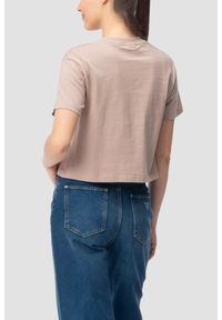 Guess - GUESS Różowy bawełniany t-shirt damski Adele Crop, Rozmiar S. Okazja: na co dzień. Kolor: różowy. Materiał: bawełna. Długość: krótkie. Styl: casual, sportowy #4