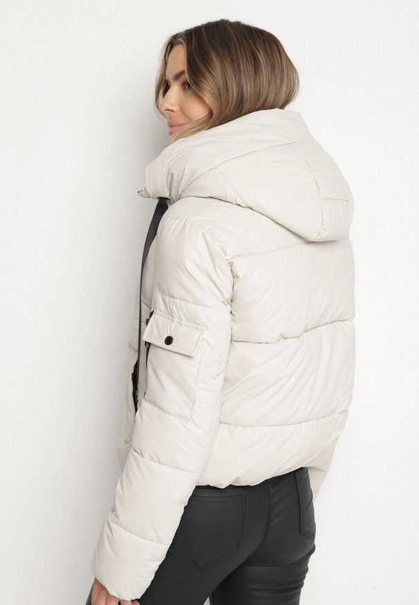 Born2be - Biała Pikowana Kurtka Puffer z Kapturem i Ozdobnymi Taśmami Relania. Okazja: na co dzień, na spacer. Typ kołnierza: kaptur. Kolor: biały. Materiał: poliester, skóra, dzianina. Styl: casual
