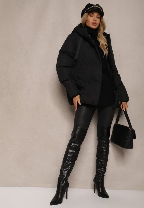 Renee - Czarna Kurtka Basic Pikowana z Nieodpinanym Kapturem Vertirya. Okazja: na co dzień. Kolor: czarny. Materiał: jeans. Styl: elegancki, casual