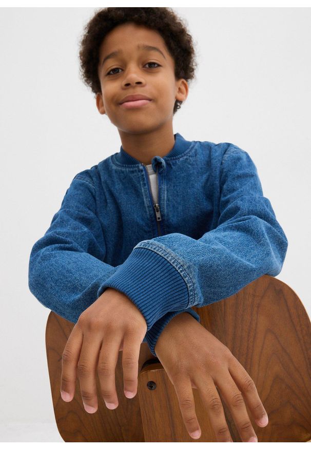 bonprix - Bawełniana dżinsowa kurtka bomberka. Kolor: niebieski. Materiał: bawełna