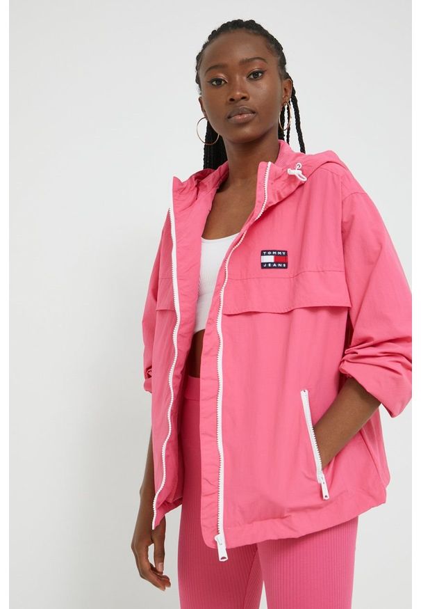 Tommy Jeans kurtka DW0DW12613.9BYY damska kolor różowy przejściowa oversize. Kolor: różowy. Materiał: poliamid