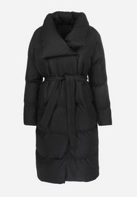Born2be - Czarna Kurtka Długa Pikowana z Wiązanym Paskiem Clysa. Typ kołnierza: kołnierzyk stójkowy. Kolor: czarny. Materiał: materiał. Długość: długie. Sezon: zima #7