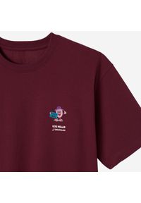 Koszulka z nadrukiem unisex Decathlon Yeye Weller śliwkowa. Kolor: fioletowy. Materiał: elastan, bawełna, materiał, poliester. Wzór: nadruk. Sezon: lato