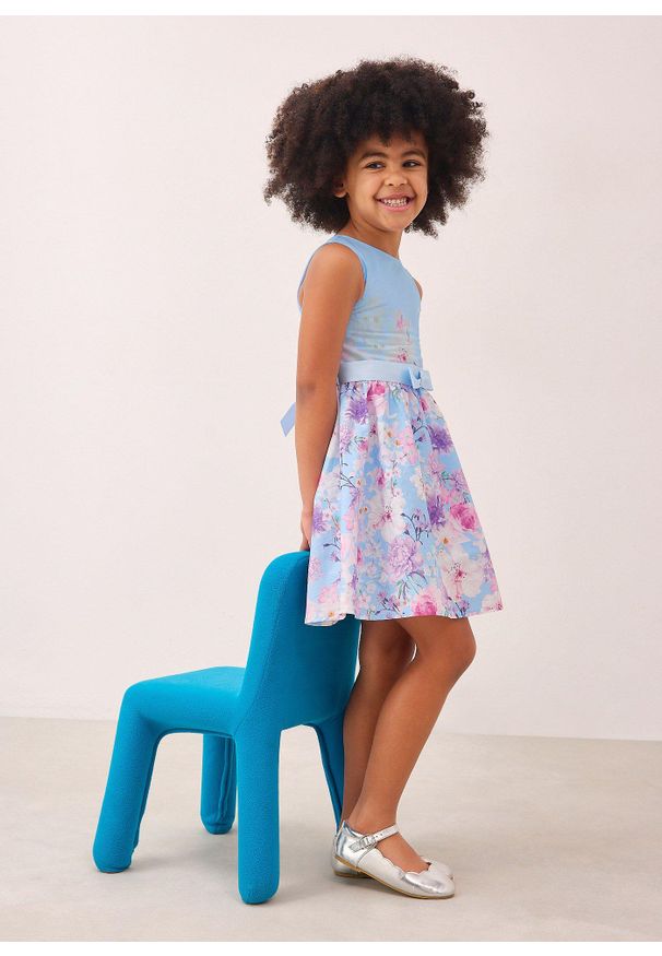 bonprix - Rozkloszowana sukienka. Kolor: niebieski. Wzór: nadruk, kwiaty. Sezon: lato