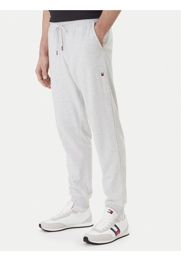 TOMMY HILFIGER - Tommy Hilfiger Spodnie dresowe UM0UM03664 Szary Regular Fit. Kolor: szary. Materiał: bawełna