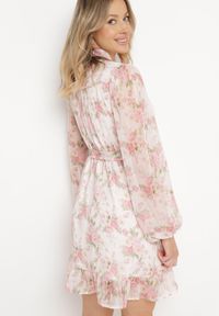 Born2be - Biało-Różowa Sukienka Rozkloszowana z Materiałowym Paskiem w Talii Ozdobiona Falbankami Kleviorna. Okazja: na spotkanie biznesowe, do pracy. Typ kołnierza: kołnierz z falbankami. Kolor: różowy. Materiał: materiał. Wzór: aplikacja. Typ sukienki: rozkloszowane. Styl: biznesowy, elegancki #6