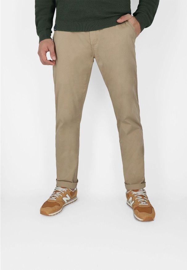 Volcano - Bezowe dopasowane spodnie męskie chinosy R-MATTER. Kolor: beżowy. Materiał: bawełna, tkanina, elastan, materiał, włókno. Wzór: aplikacja. Styl: klasyczny