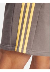 Adidas - adidas Szorty sportowe Essentials French Terry 3-Stripes IS1346 Brązowy Regular Fit. Kolor: brązowy. Materiał: bawełna. Styl: sportowy #6