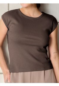 Sinsay - Bawełniana koszulka w prążek - brązowy. Kolor: brązowy. Materiał: bawełna. Wzór: prążki