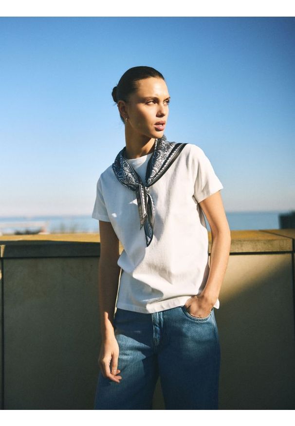 Reserved - T-shirt z apaszką - biały. Kolor: biały. Materiał: dzianina, bawełna. Styl: klasyczny