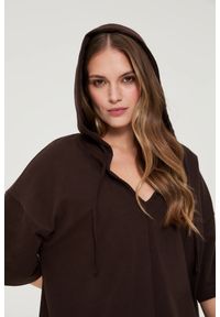 MOODO - Bluza z kapturem i krótkimi rękawami brązowa. Typ kołnierza: kaptur. Kolor: brązowy. Materiał: bawełna, elastan. Długość rękawa: krótki rękaw. Długość: krótkie #1