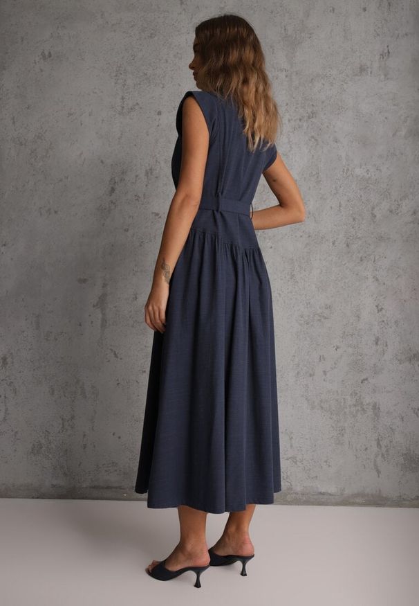 Renee - Granatowa Bawełniano-Wiskozowa Sukienka Koszulowa Bez Rękawów z Paskiem Athithoe. Okazja: na co dzień. Kolor: niebieski. Materiał: wiskoza, bawełna. Długość rękawa: bez rękawów. Typ sukienki: koszulowe. Styl: casual, elegancki