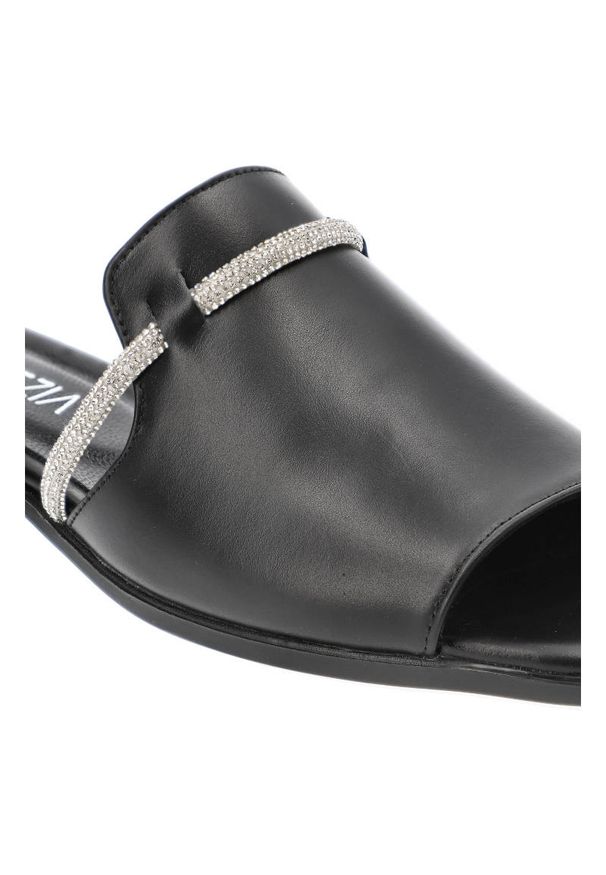 Czarne Klapki Venezia Eleganckie Skórzane Buty. Kolor: czarny. Materiał: skóra. Wzór: gładki. Obcas: na obcasie. Styl: elegancki. Wysokość obcasa: niski