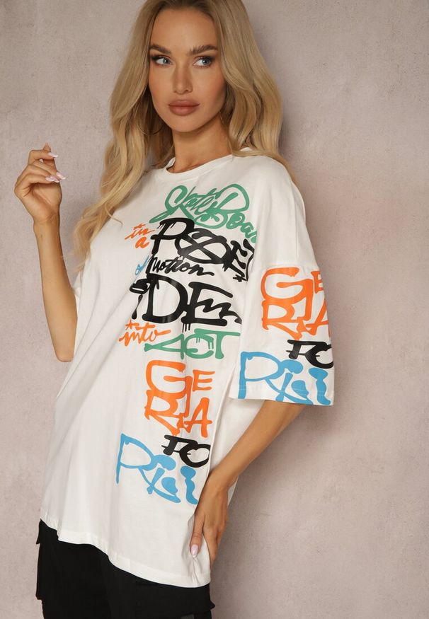 Renee - Biała Koszulka T-shirt z Napisami w Stylu Graffiti z Bawełny Venoma. Okazja: na co dzień. Kolor: biały. Materiał: bawełna. Wzór: napisy. Sezon: lato. Styl: elegancki, casual